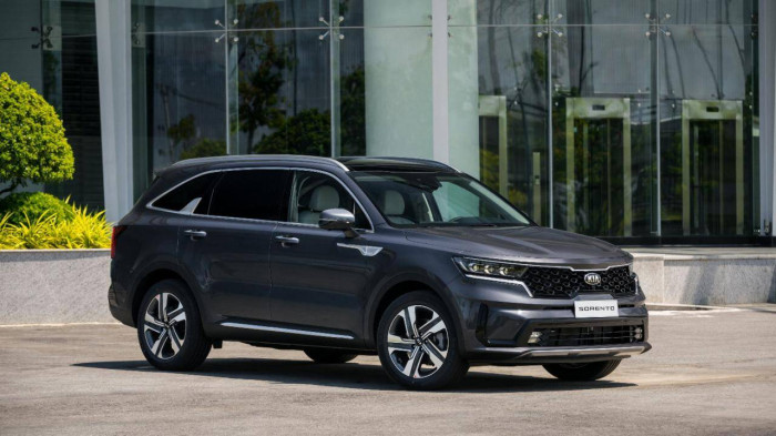 Kia và Mazda giảm giá hàng loạt, cao nhất hơn 100 triệu đồng