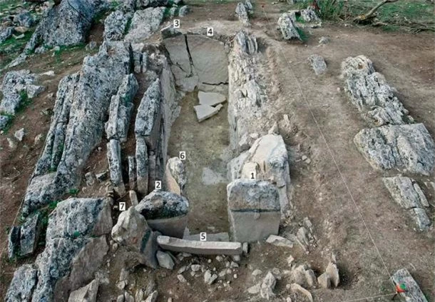 Bí ẩn sốc ở “tảng đá tình nhân”: Mộ đôi kiêm đài thiên văn 5.000 tuổi - Ảnh 1.