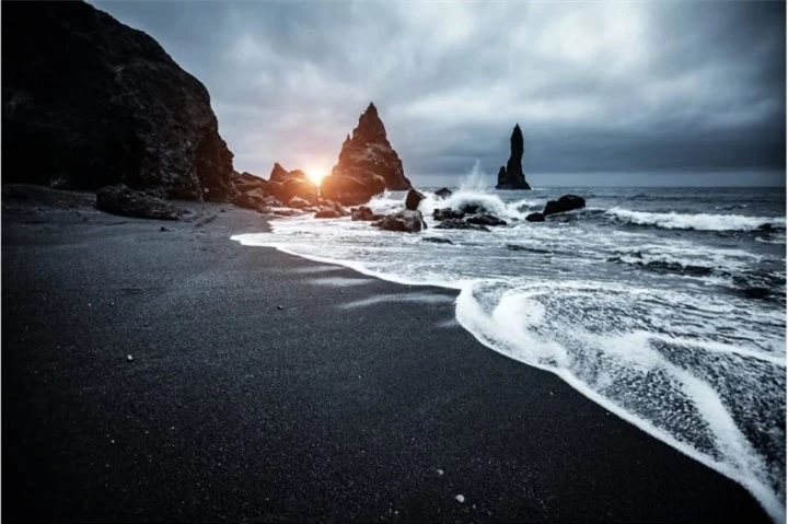 Chiêm ngưỡng bãi biển cát đen Reynisfjara kỳ lạ, không ai được tắm ở Iceland - 3