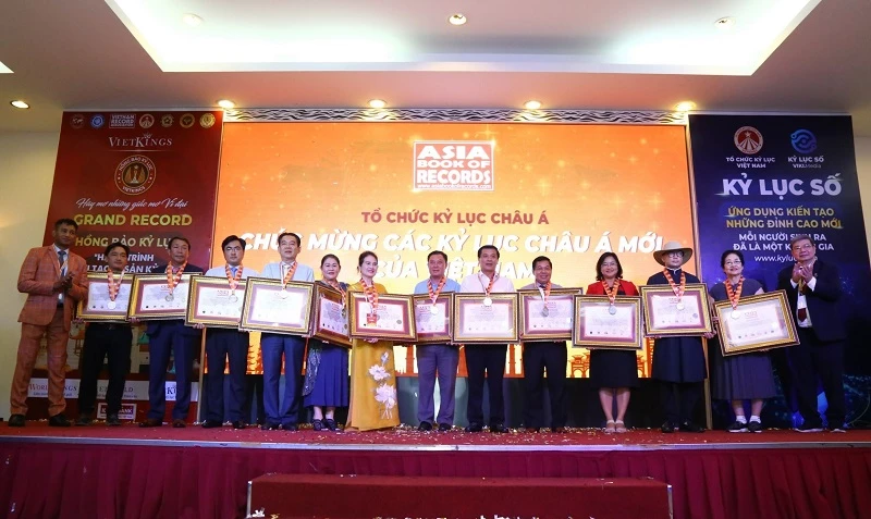 Ông Lê Anh Kiệt - Trưởng Phòng Văn hoá - Thông tin TP Đà Lạt, đón nhận kỷ lục từ Tổ chức kỷ lục châu Á. 