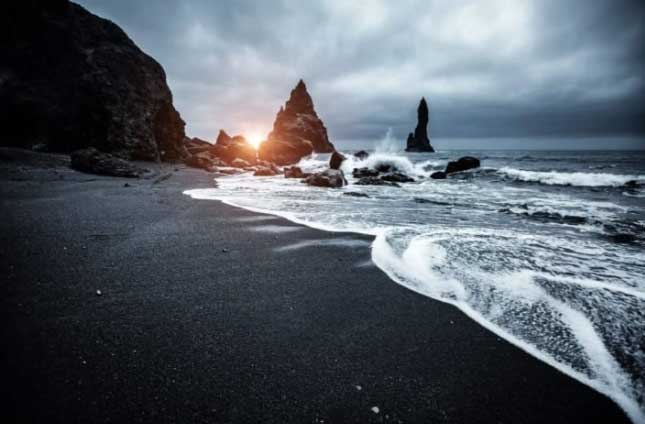 Chiêm ngưỡng bãi biển cát đen Reynisfjara kỳ lạ, không ai được tắm ở Iceland