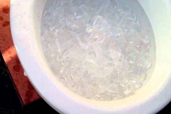 Đổ thứ này xuống bồn cầu, chỉ 5 phút là thông tắc lại hết sạch mùi hôi