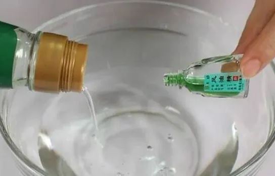 Đổ dầu gió vào giấm trắng, tiết kiệm cả tiền triệu, nhà nhà đều học theo