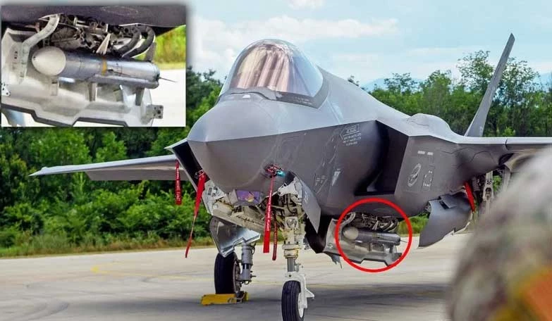 Tiêm kích F-35 mang theo tên lửa AIM-120.