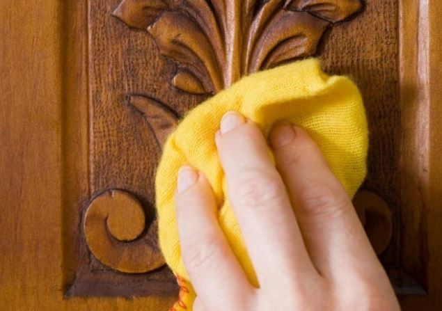 Lau bàn ghế gỗ trạm trổ đừng dùng nước lã: Làm theo cách này đảm bảo sạch bóng lại nhàn tênh