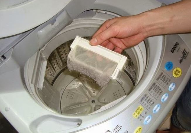 Bỏ tờ giấy ướt vào máy giặt: Tưởng lãng phí hóa ra có lợi ích bất ngờ