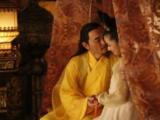 Phi tần xưa đeo nhẫn vàng, treo đèn lồng đỏ ở cửa mỗi tháng một lần là có ý gì?