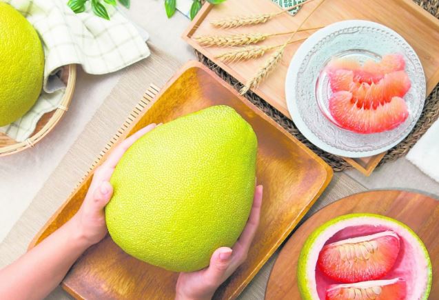 Mua bưởi chọn quả nhọn hay quả tròn ngon hơn: Người bán tiết lộ 3 cách chọn bưởi mọng nước, không bị đắng