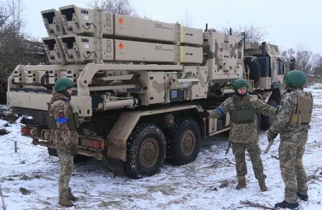 Binh sĩ Ukraine vận hành hệ thống IRIS-T SLM.