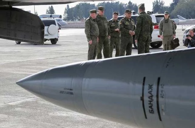 Ông Sergei Shoigu đến thăm một đơn vị được trang bị tên lửa siêu thanh Kinzhal.