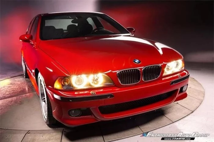 BMW M5 (có mã E39) là một chiếc xe có thiết kế vượt thời gian trong số các dòng xe M5. Tuy nhiên, liệu những điều đó có khiến một chiếc xe cũ đã sản xuất 20 năm trước thực sự đáng giá 299.990 USD?