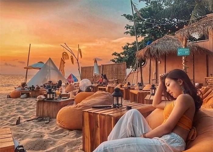 OCSEN Beach Bar &amp; Club là một trong những điểm ngắm hoàng hôn Phú Quốc được nhiều bạn trẻ yêu thích. (Ảnh: Internet)