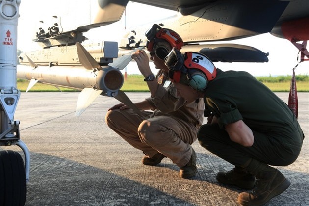 Mỹ tính lắp tên lửa AIM-120 AMRAAM lên tiêm kích Liên Xô ảnh 1