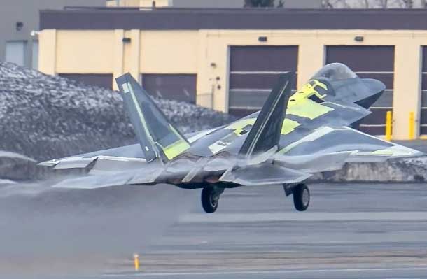 Mỹ phục hồi thành công tiêm kích F-22 bị rơi một năm trước