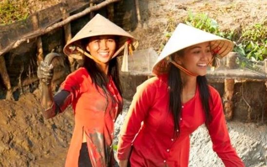 H'Hen Niê được khen ngợi hết lời với hình ảnh lội bùn bắt cá, netizen: 'Thương em ở cái chất mộc mạc!'