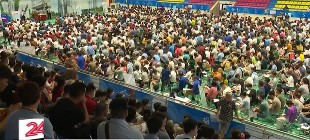 “Biển người” xếp hàng bốc thăm mua nhà ở xã hội tại Hà Nội