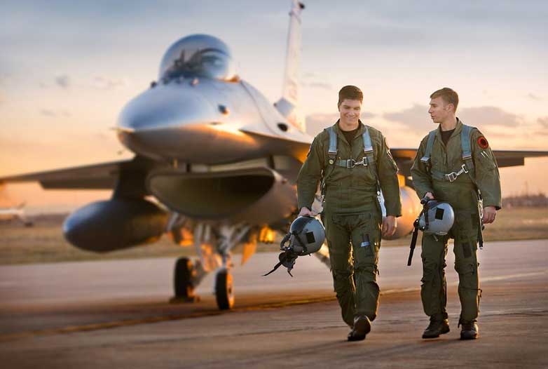 Hết chiến sự Mỹ mới đào tạo xong phi công F-16?