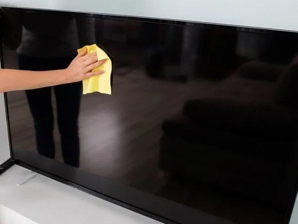 Đừng lau màn hình TV bằng giấy ăn hay nước lã: Lấy thứ này lau một lần là sạch bụi bẩn lại an toàn