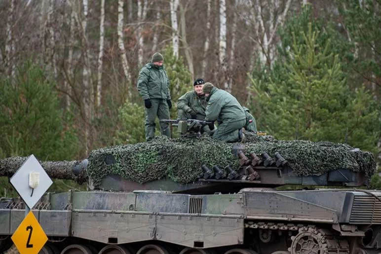 Binh sĩ Ukraine được huấn luyện sử dụng xe tăng Leopard 2 tại Świętoszów, Ba Lan. Ảnh: Defense Express