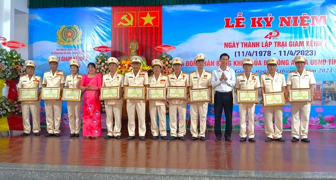 UBND tỉnh Kiên Giang trao Bằng khen cho tập thể, cá nhân có thành tích của Trại giam Kênh 7.