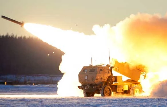 Hệ thống pháo phản lực HIMARS của Mỹ khai hỏa. Ảnh: rferl.org