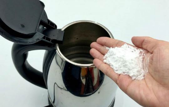 Ấm nước tích đầy cặn bẩn, cho thứ này vào đun sôi là sạch, không tốn công cọ rửa