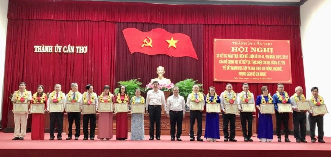 Lãnh đạo thành phố tặng Bằng khen đã có thành tích tiêu biểu trong học tập và làm theo tư tưởng, đạo đức phong cách Hồ Chí Minh.