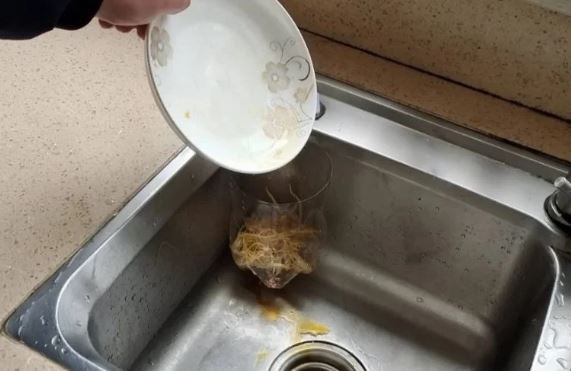 Cắt đôi chai nhựa rồi đặt vào bồn rửa bát: Lợi ích tuyệt vời, ai cũng muốn học theo