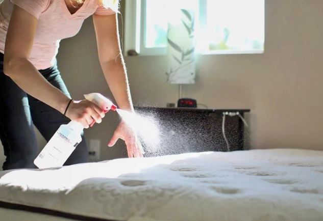 Chăn để lâu bốc mùi, chỉ cần xịt thứ này mà không cần giặt