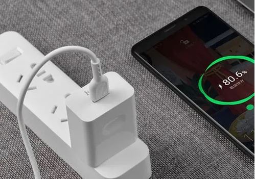 Khi sạc pin, cắm sạc vào ổ điện trước hay điện thoại trước mới đúng: Nhiều người làm sai mà không biết