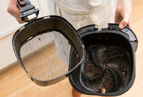 Rửa nồi chiên không dầu không cần kỳ cọ, làm cách này mỡ tự rủ nhau trôi đi hết