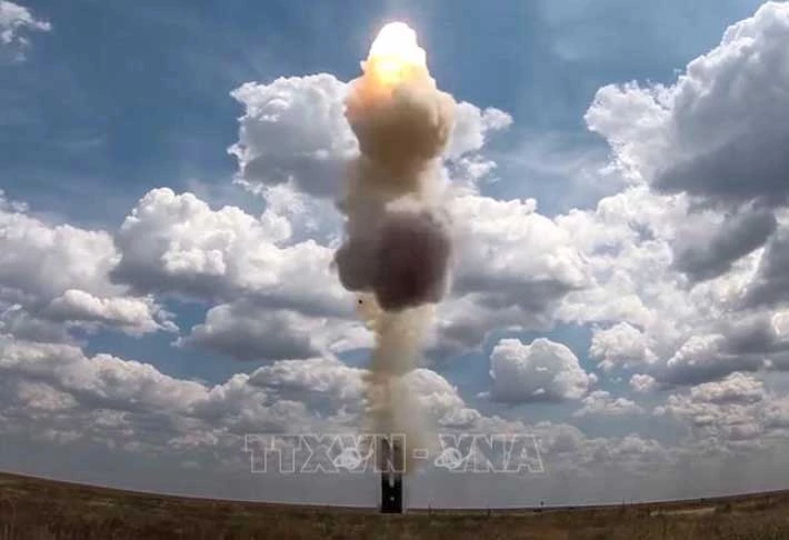 Hệ thống tên lửa phòng không S-500 của Nga được phóng thử nghiệm tại thao trường Kapustin Yar ở Nga. Ảnh tư liệu: AFP/TTXVN