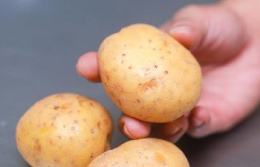 Đừng để khoai tây trong tủ lạnh: Làm theo cách này khoai để lâu vẫn tươi ngon, không mọc mầm