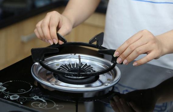 Trộn chút muối trắng với dầu gội: Lợi ích tuyệt vời, giải quyết vấn đề cả nam và nữ đều gặp