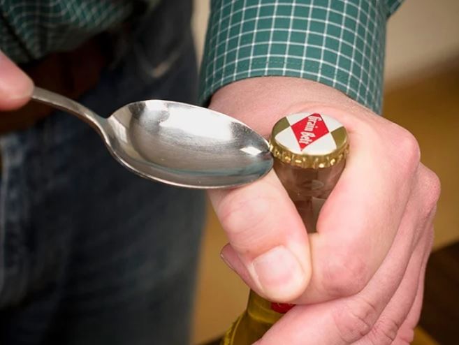 Chai bia có 1 điểm nhỏ, cứ nhắm vào là mở nắp dễ dàng, phụ nữ cũng làm ngon ơ