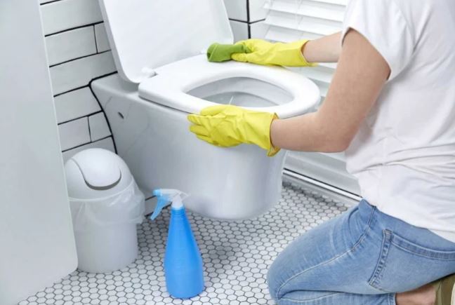 Nắp và bệ bồn cầu dùng lâu bị ố vàng: Làm theo cách này là sạch như mới, hết cả mùi hôi