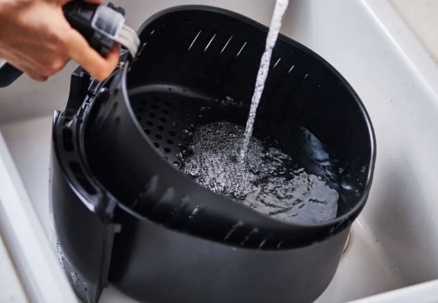 Mẹo làm sạch nồi chiên không dầu trong nháy mắt, không mất công kỳ cọ