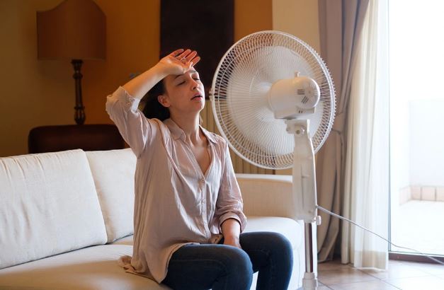 Khi ngủ nên đặt quạt dưới chân hay ở đầu giường? Thực hiện sai có thể ảnh hưởng tới sức khỏe