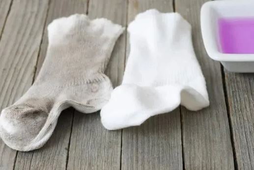Ngâm tất bẩn với thứ này, không cần vò mạnh cũng trắng sạch, hiệu quả hơn dùng xà phòng