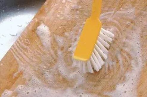 Rửa thớt gỗ bằng nước rửa bát thôi chưa đủ, thêm thứ này để thớt sạch như mới, dùng lâu không bị mốc