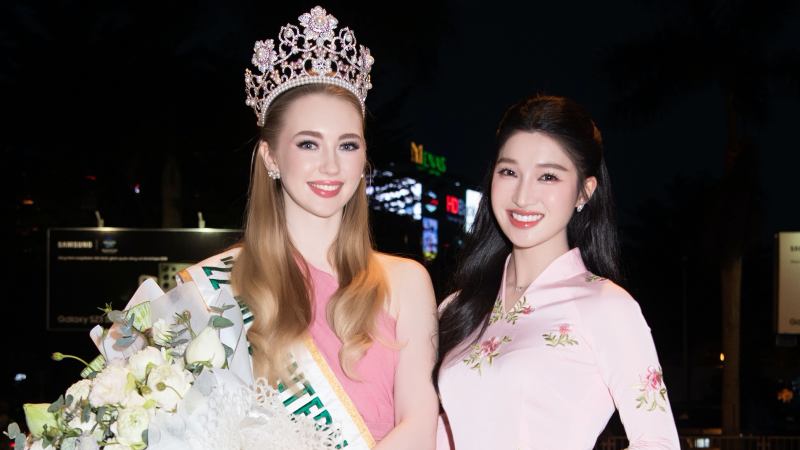 “Thần tiên tỷ tỷ” Phương Nhi đọ sắc cùng “Búp bê đời thực” Jasmin Selberg tại sân bay