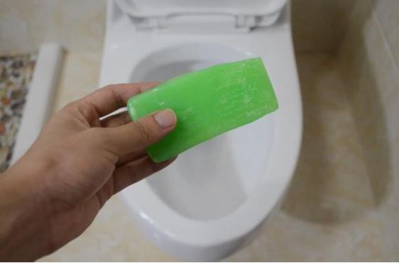 Bỏ miếng xà bông vào bồn cầu nhận ngay lợi ích tuyệt vời, bạn sẽ tiếc vì không biết sớm
