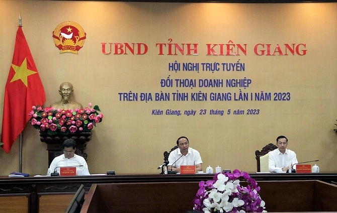 Lãnh đạo tỉnh Kiên Giang tại buổi đối thoại doanh nghiệp.