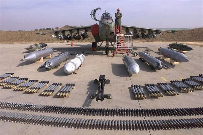 Đây là các máy bay cường kích Su-25 của Azerbaijan được Thổ Nhĩ Kỳ hiện đại hóa để có khả năng sử dụng những quả bom lượn tầm xa - thứ vũ khí đang làm mưa làm gió trên chiến trường.