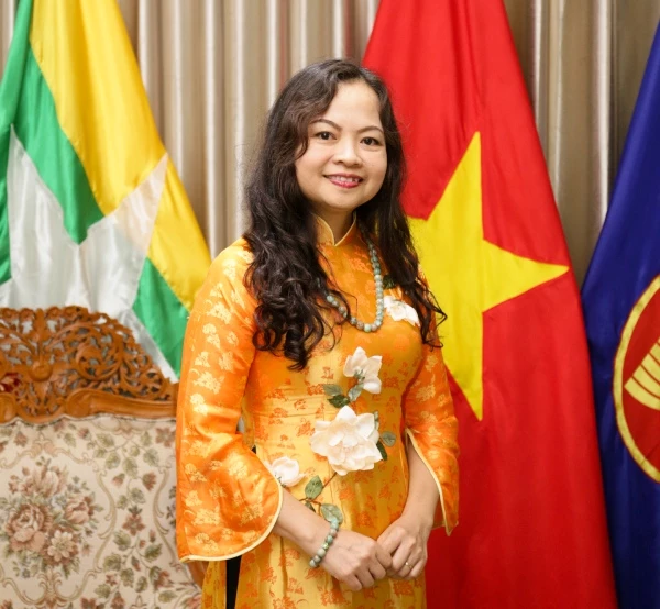 TS Luận Thùy Dương - Phó Ban Hội nhập quốc tế của Hiệp hội Doanh nghiệp Khoa học & Công nghệ Việt Nam (VST), nguyên Đại sứ đặc mệnh toàn quyền Việt Nam tại Myanmar.