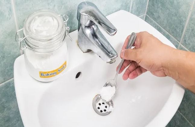 Bồn rửa mặt ố vàng sạch bong chỉ nhờ thứ bột nhà nào cũng có, vừa rẻ vừa an toàn