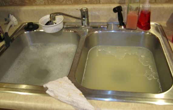 Bồn rửa bát bị tắc đừng đổ nước nóng: Làm ngay cách này thông tắc nhanh còn khử được mùi hôi