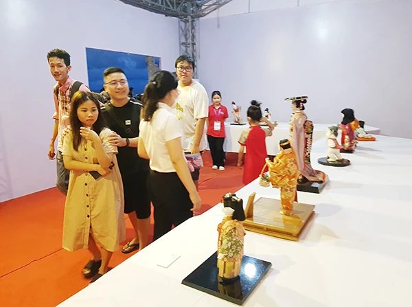 Người dân Đà Nẵng và du khách thưởng lãm các tác phẩm búp bê Nhật Bản trưng bày tại Lễ hội giao lưu văn hóa Việt - Nhật 2022