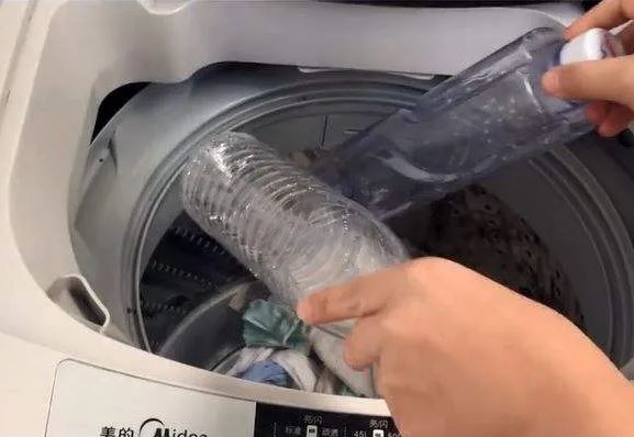 Quần áo giặt máy lấy ra vừa xoắn vừa nhàu: Trước khi giặt làm thêm 1 bước để đồ phẳng phiu, không cần là