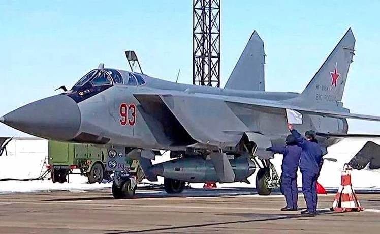 Tiêm kích MiG-31K mang theo tên lửa Kinzhal.